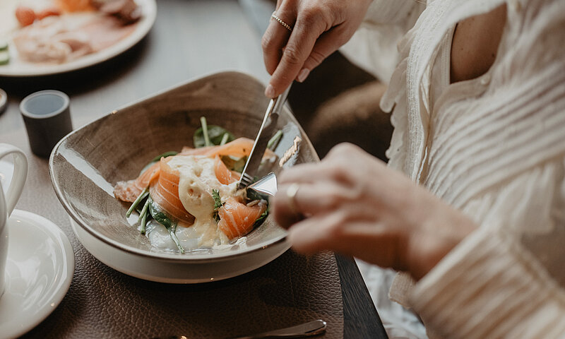Pochiertes Ei mit Lachs und Spinat.