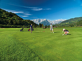 Gruppe beim Golfen in St. Johann Alpendorf