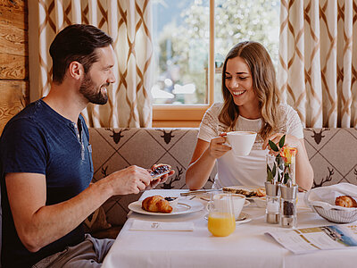Paar beim Frühstück im Gourmethotel Berghof in St. Johann Alpendorf