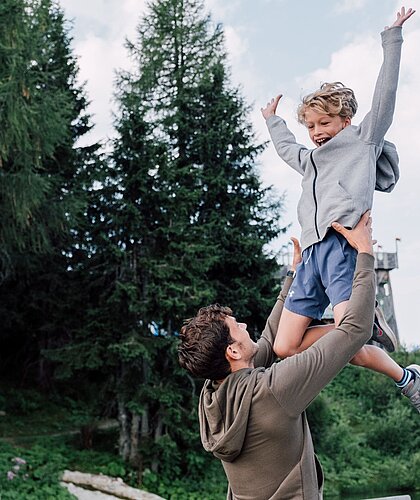 Vater und Sohn haben Spaß miteinander und lachen.