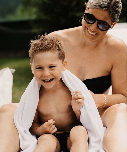 Mutter und Sohn kuscheln im Garten