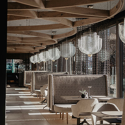 Lichtdurchflutetes Restaurant.