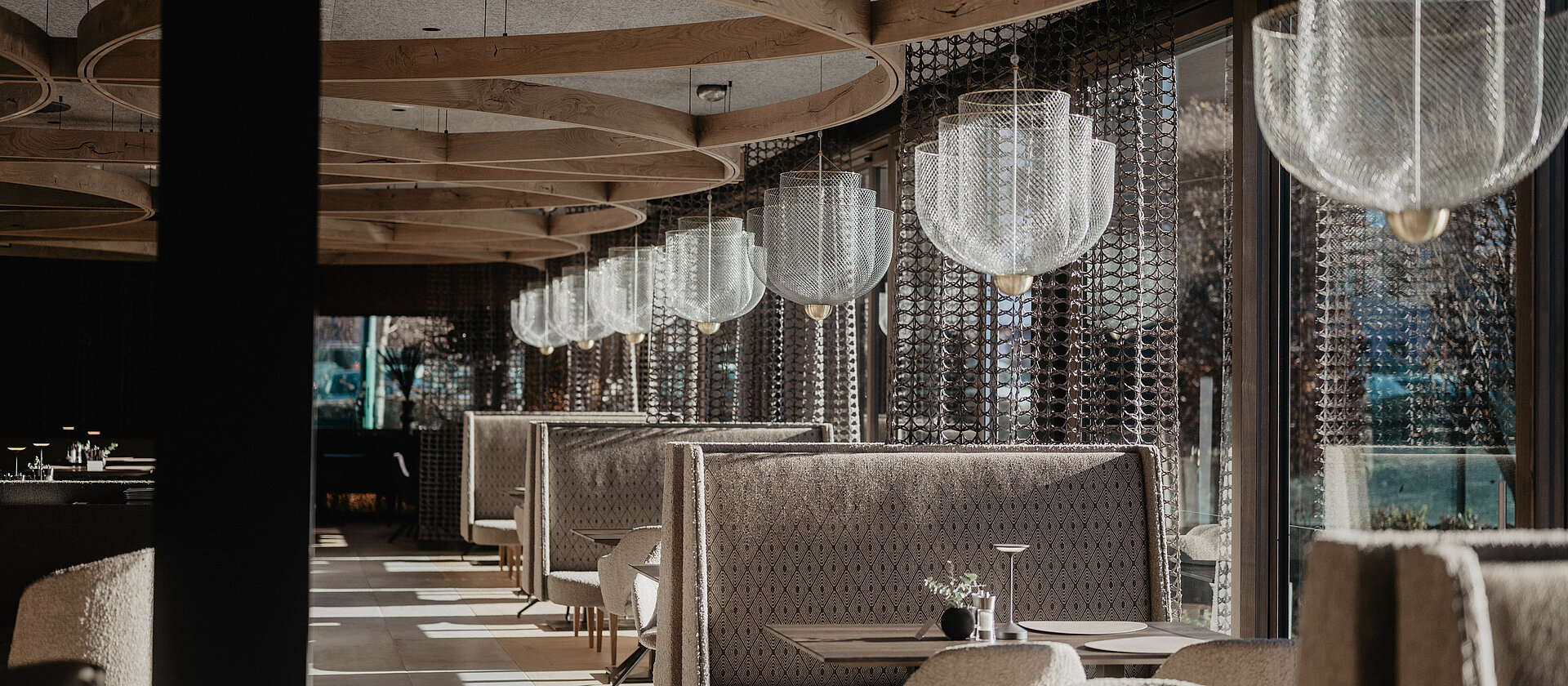 Lichtdurchflutetes Restaurant.