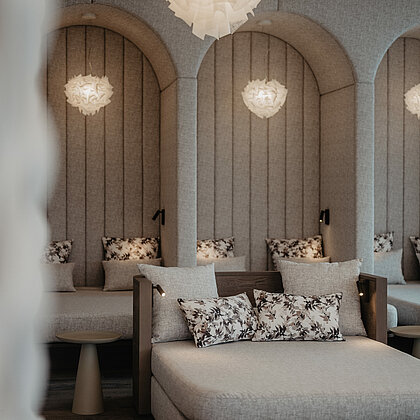 Ruheliegen und Lampen in Wolkenform im Ruheraum Woklennest.