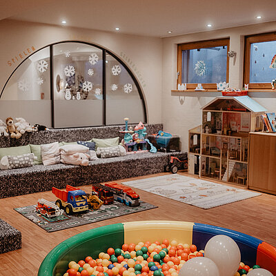 Kids Club des Hotel Berghof mit Bällebad, Bücherregal und diversen Spielsachen.