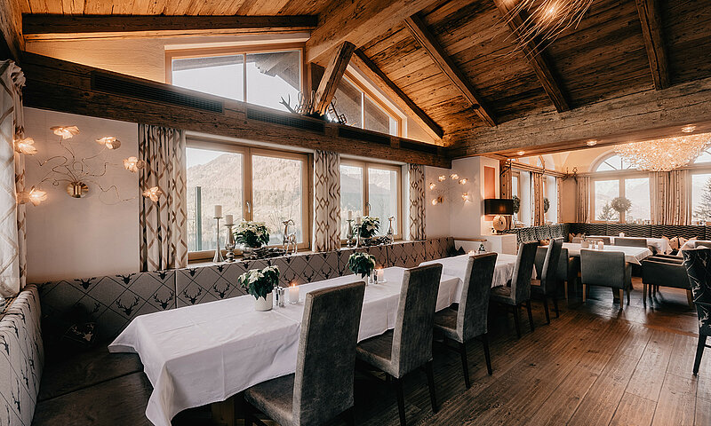 Traditioneller Restaurantbereich mit Holzakzenten.