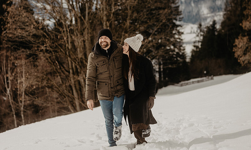 Ein Paar spaziert durch eine wunderschöne Landschaft.