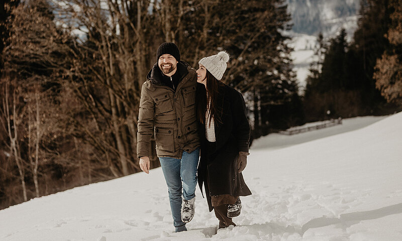 Ein Paar spaziert durch eine wunderschöne Landschaft.