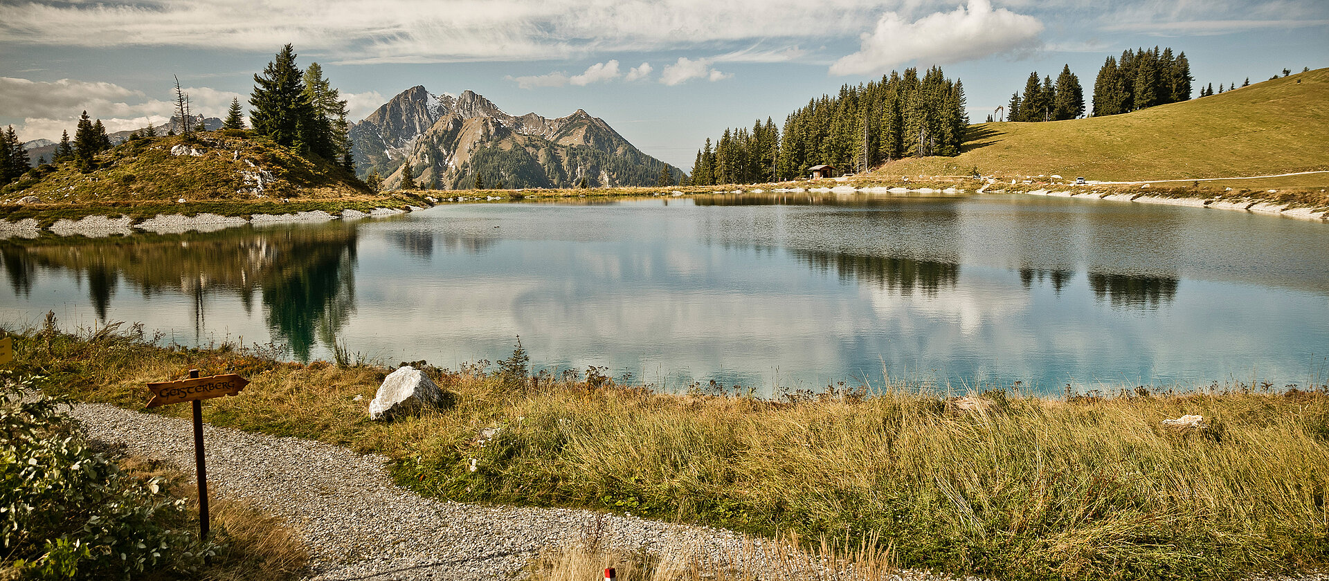 Berg und Seelandschaft in St. Johann im Pongau