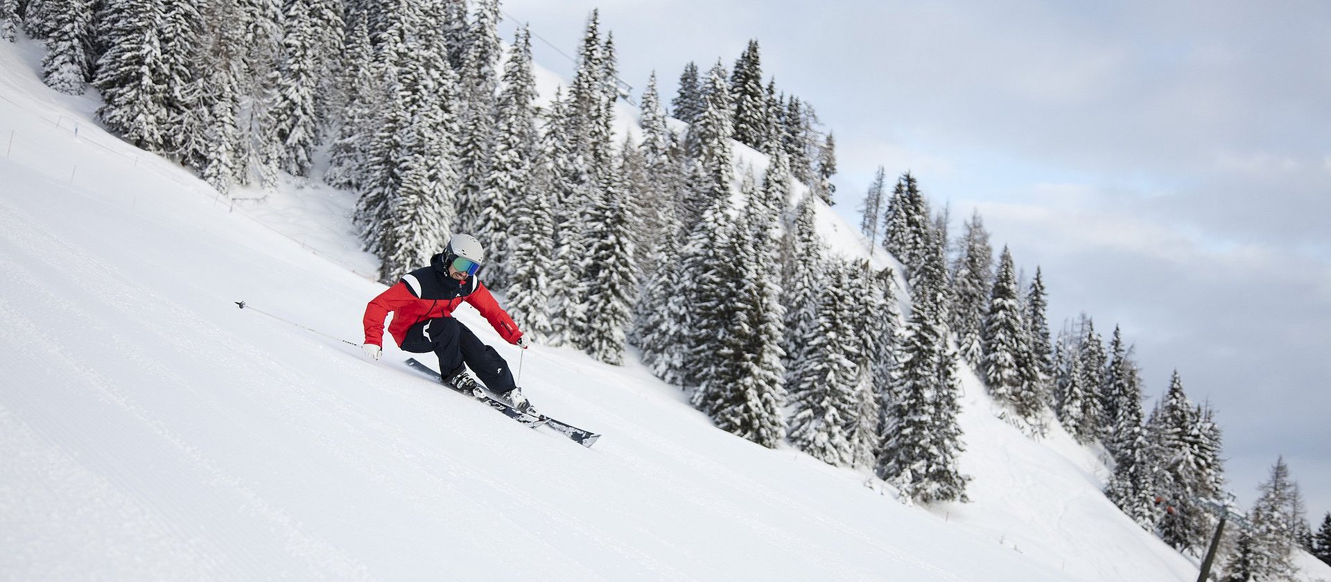 Skifahrer im Winterurlaub in Alpendorf in St. Johann