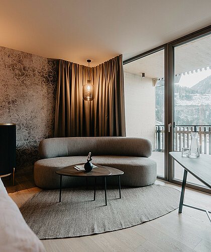 Stilvolles Wohnzimmer in der Junior Suite Premium mit geschmackvoller Einrichtung, großem Fenster und gemütlicher Atmosphäre.