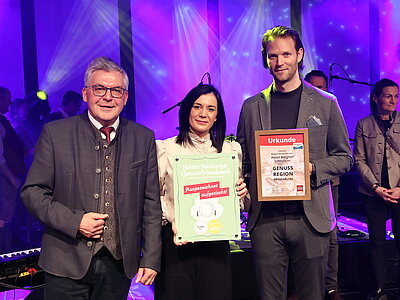 Hoftafelverleihung Großarl Genuss Gala 17. 03. 2023 mit Salzburger Agrar Markting Obmann Landesrat Josef Schwaiger Großarler Genussregionv.l. LR Josef Schwaiger, Christine und Robert Rettenwender (Hotel Berghof, St. Johann in Salzburg - Alpendorf))