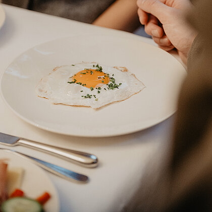 Frühstückstisch mit einem frischen Spiegelei.