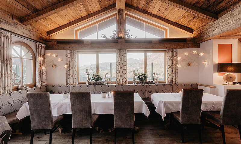 Rustikal gehaltener Restaurantbereich mit Lichtakzenten.