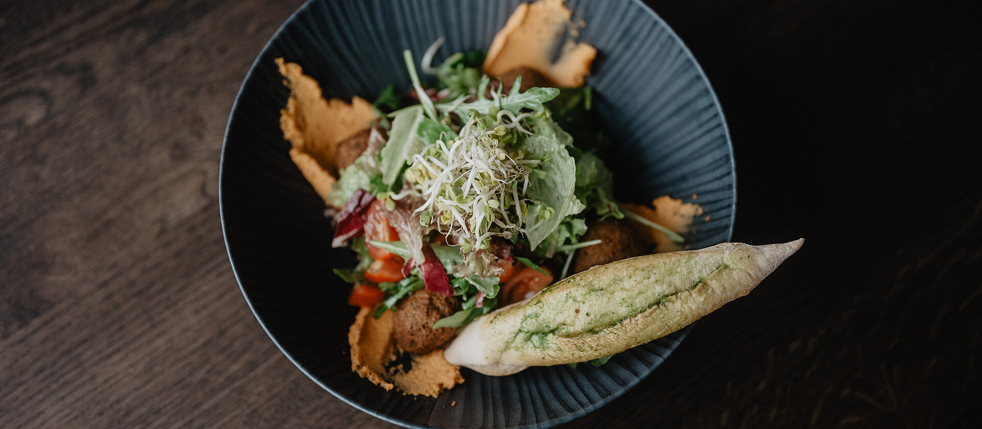 Vegetarische Falafel-Bowl mit Salat, Hummus und Kräuterbaguette im Hotel Berghof.