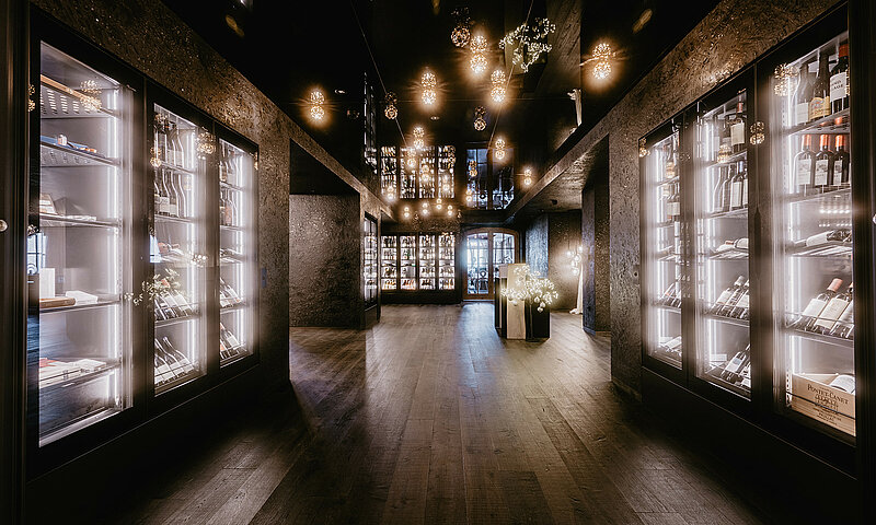 Weinkühlschränke mit einer Vielzahl an Weinen.