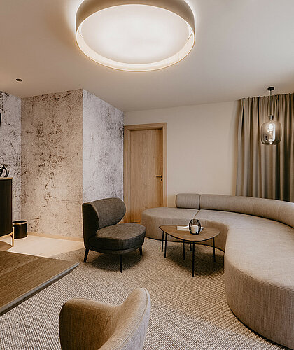Wohnbereich der Top Familiensuite mit großem Rundsofa und Esstisch sowie gemütlicher Beleuchtung im Hotel Berghof Salzburg.