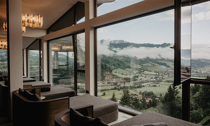 Ruheliegen mit Panoramafenstern und Ausblick auf die Berge im Wellnesshotel Berghof in Salzburg.