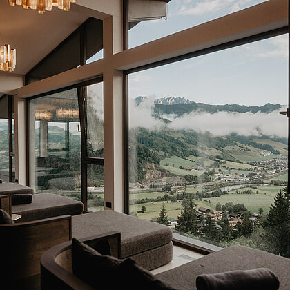 Ruheliegen mit Panoramafenstern und Ausblick auf die Berge im Wellnesshotel Berghof in Salzburg.