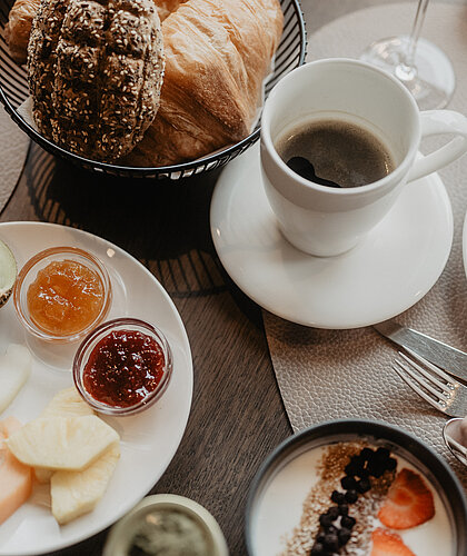 Frühstückstisch mit einer Auswahl an frischen regionalen Produkten