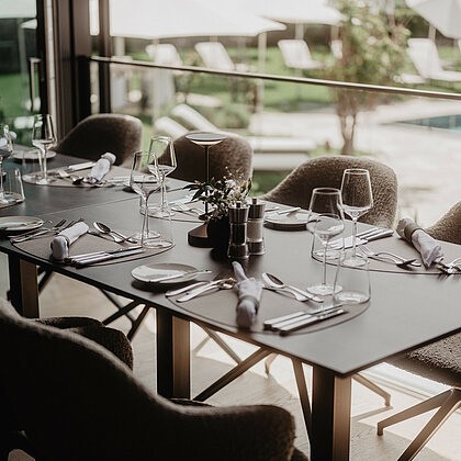 Blick auf den Garten aus dem Restaurantbereich.