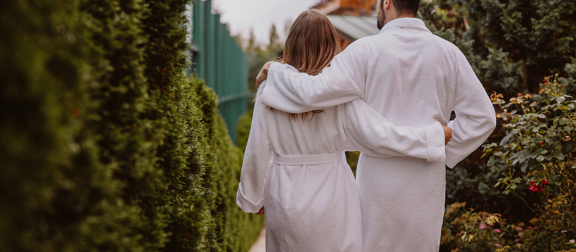 Paar beim Spatzieren im Wellenssbereich im Hotel Berghof