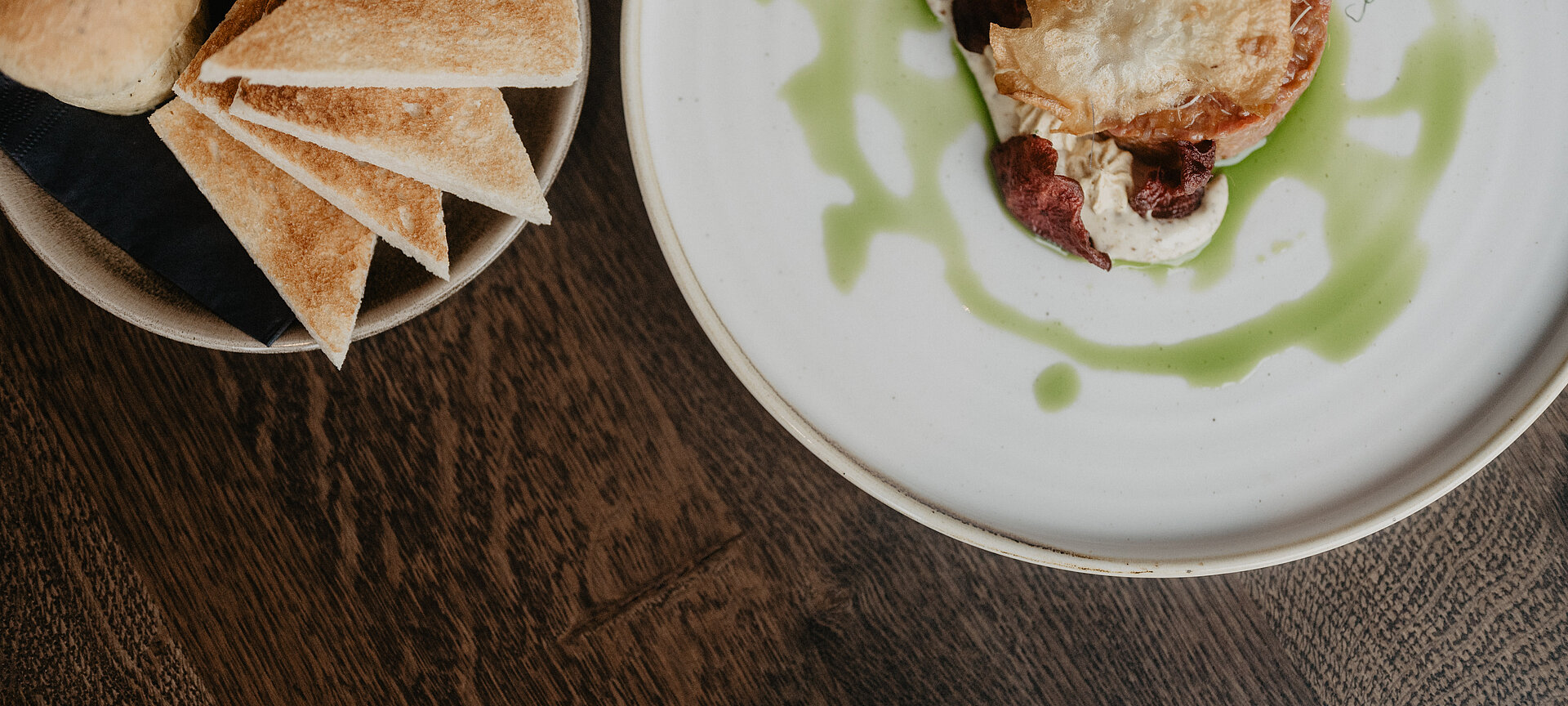 Edles Rindertatar mit frischen Kräutern und Toastbeilage, serviert im Hotel Berghof.