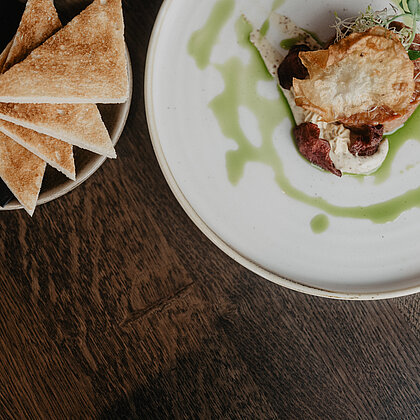 Edles Rindertatar mit frischen Kräutern und Toastbeilage, serviert im Hotel Berghof.