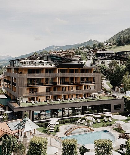 Außenansicht Hotel Berghof im Sommer