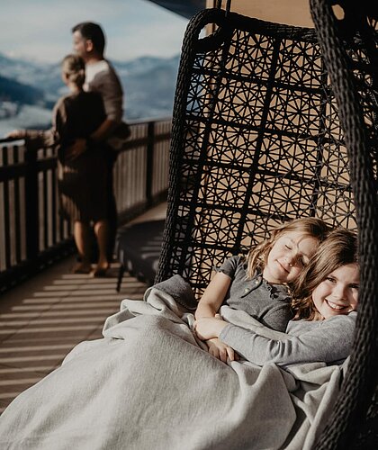 Kuschelige Momente am Balkon.