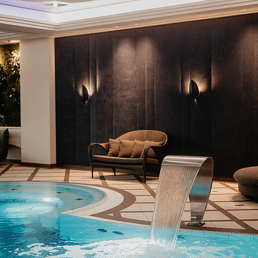 Ein Wasserfall im Indoor Pool des Hotel Berghof.