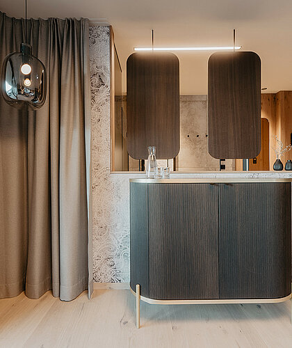 Detailaufnahme der modernen Einrichtung in der Panorama Suite Premium mit hochwertigen Holz- und Designelementen im Hotel Berghof in Salzburg.