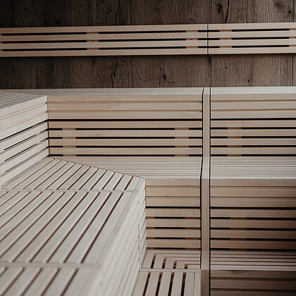 Moderne Sauna mit Holzinterieur.