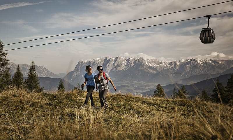 Paar beim Wandern in St. Johann im Pongau 