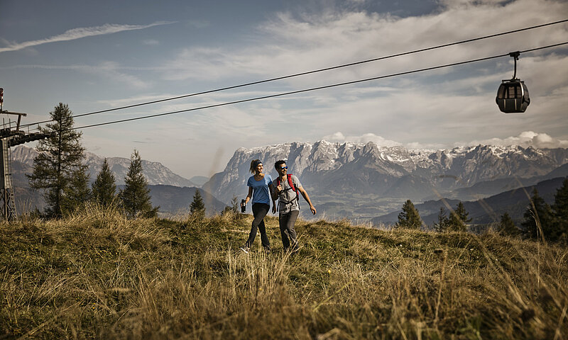 Paar beim Wandern in St. Johann im Pongau 