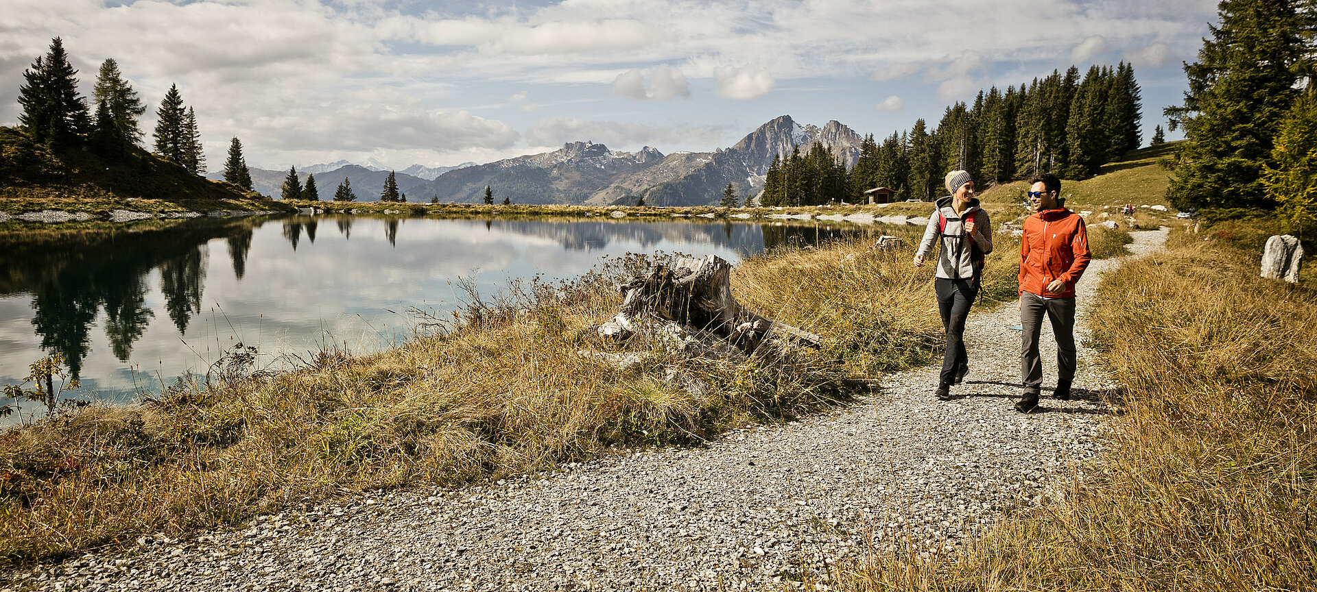 Paar beim Wandern in St. Johann im Pongau 