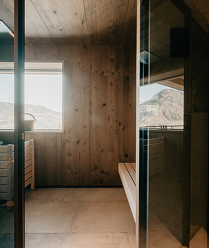 Sauna und Badezimmer der Berghof Suite Premium mit modernem Design und Panoramafenster im Hotel Berghof Salzburg.