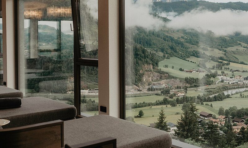 Ruheliegen mit Panoramafenstern und Ausblick auf die Berge im Wellnesshotel Berghof in Salzburg.
