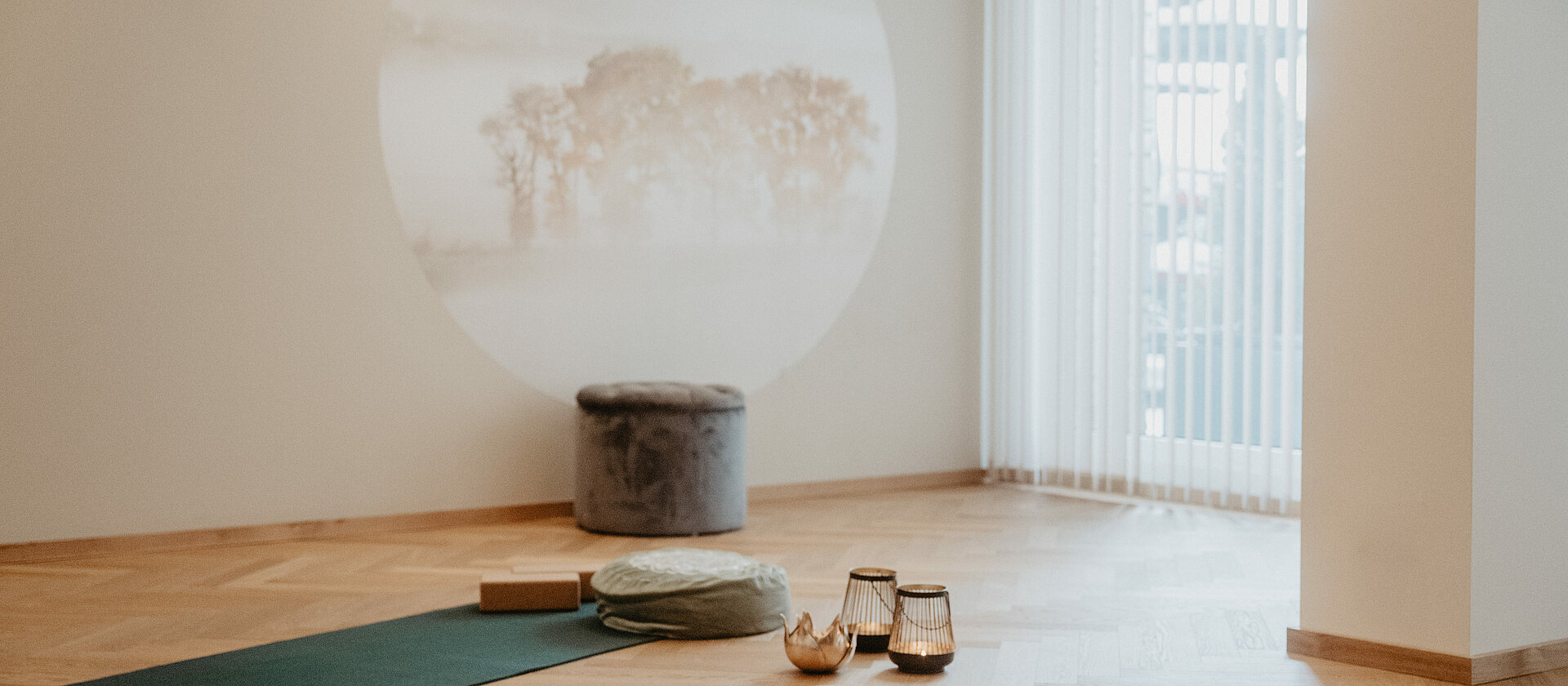 Heller Yogaraum im Hotel Berghof mit Yogamatten, Meditationskissen und dezenter Wanddekoration in St. Johann, Salzburg.
