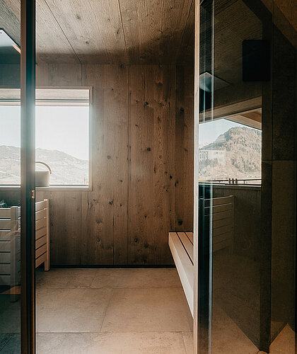 Sauna und Badezimmer der Berghof Suite Premium mit modernem Design und Panoramafenster im Hotel Berghof Salzburg.
