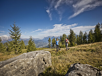 Paar beim Wandern in St. Johann im Pongau 