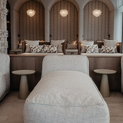 Elegante Ruhelounge Wolkennest mit gemütlichen Liegen und stilvoller Beleuchtung im Hotel Berghof in Salzburg.