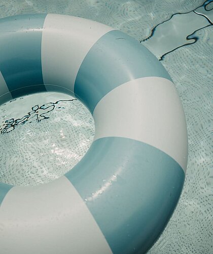 Reifen im Pool zum gemütlichen Floaten