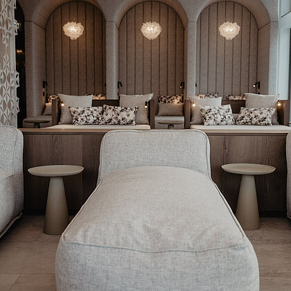Elegante Ruhelounge Wolkennest mit gemütlichen Liegen und stilvoller Beleuchtung im Hotel Berghof in Salzburg.