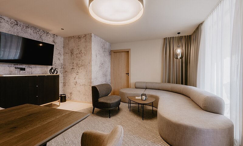 Ein gemütlicher Wohnraum in einem Familienzimmer des Hotel Berghofs.