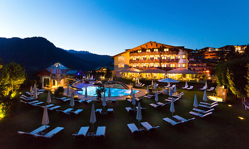 Verwöhnhotel Berghof am Abend in Alpendorf in St. Johann
