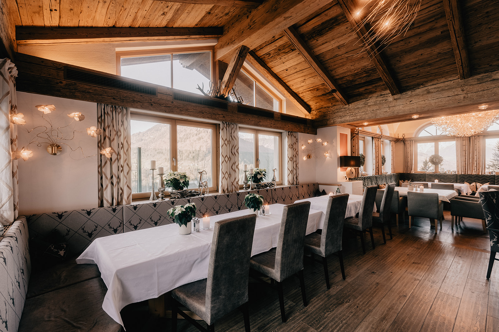 Traditioneller Restaurantbereich mit Holzakzenten.