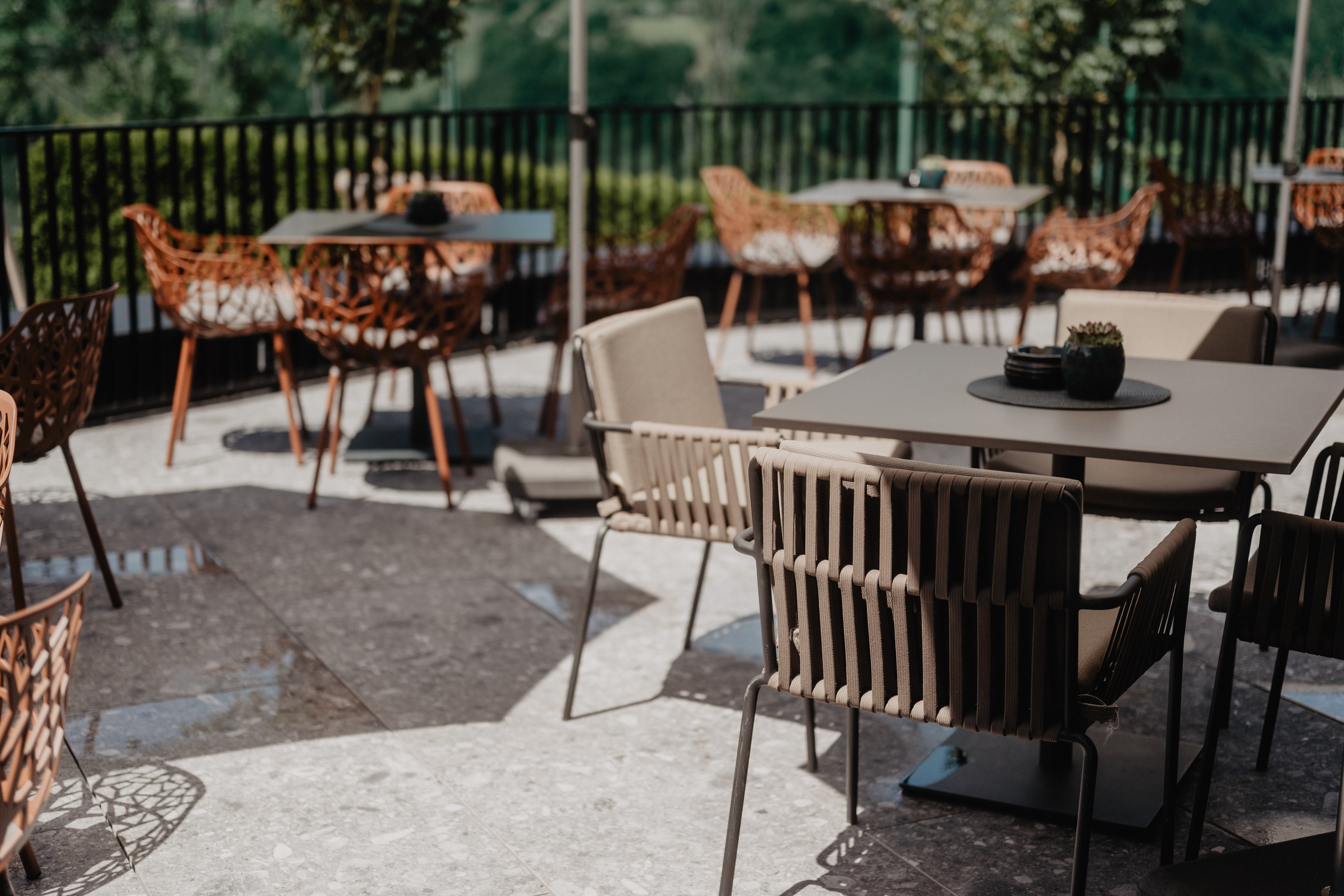 Terrasse des Hotel Berghof mit aufgespannten Sonnenschirmen.