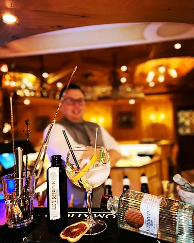 let's start the week with a drink #letribute #verwöhnhotelberghof #josalzburg #cocktails #gin #gintonic #nicekicks #picoftheday #barkeeper #barkeeperlife #lovemyjob #salzburg #austria