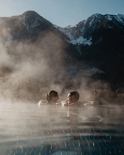 Bergwellness trifft Frühlingszauber Die perfekte Mischung aus winterlicher Bergkulisse und den ersten warmen Sonnenstrahlen genießen.